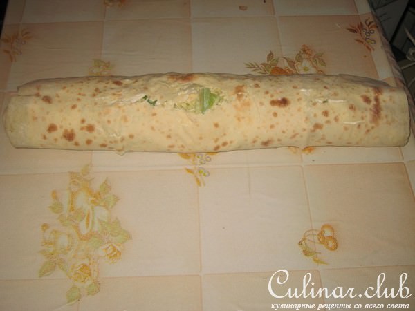 Рулет из лаваша с ветчиной и солеными огурчиками.