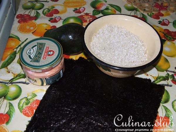 Роллы с авокадо, с икрой мойвы