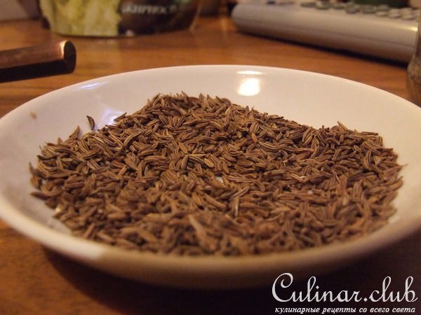 салат из сырка с чесноком и тмином