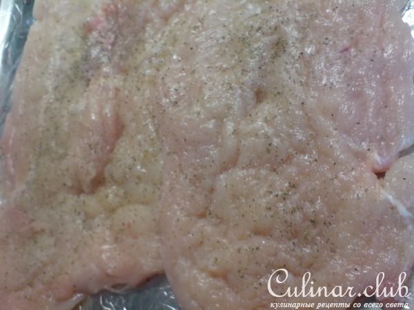 Рулет из куриной грудки,телячьего фарша и горошка