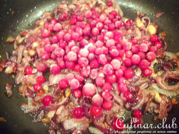 Рулька свиная фаршированная клюквенно-луковым джемом с имбирем