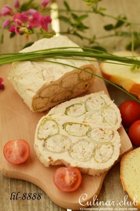 Рулет из куриного филе с луком пореем.