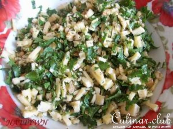 Мясо на косточке с начинкой из сыра, орехов и зелени.