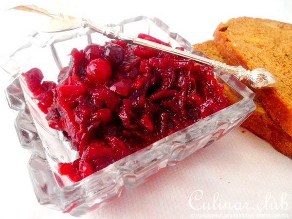 Рулька свиная фаршированная клюквенно-луковым джемом с имбирем