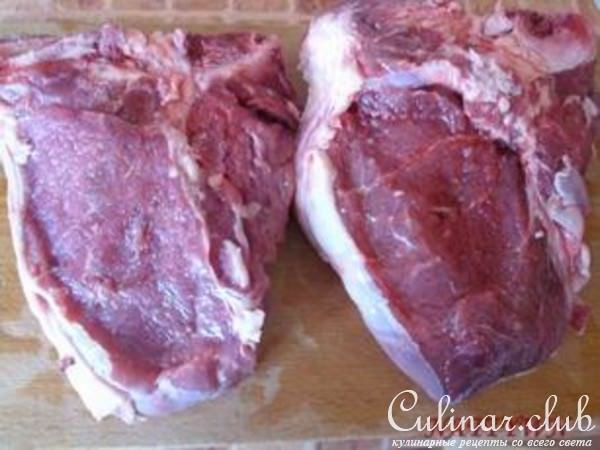 Мясо на косточке с начинкой из сыра, орехов и зелени.