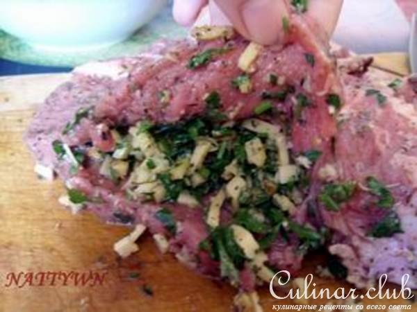 Мясо на косточке с начинкой из сыра, орехов и зелени.
