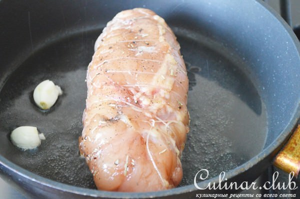 Рулет из куриного филе с шалфеем и сыром.