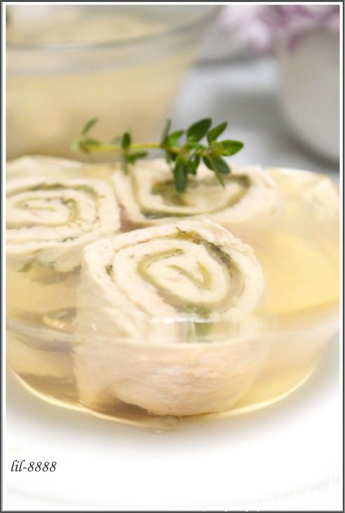 Заливные куриные рулеты.
