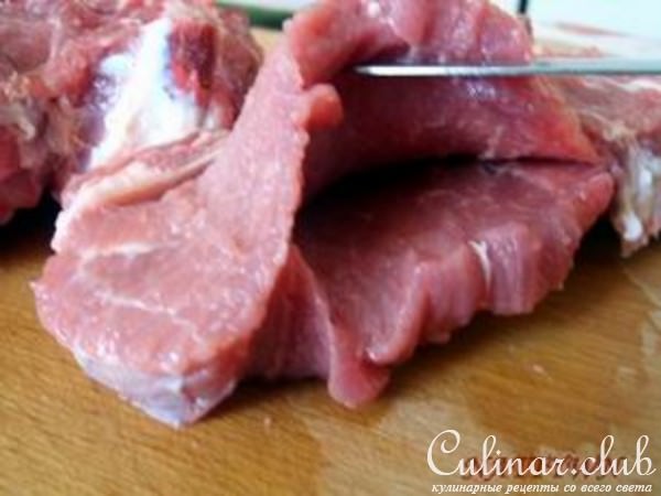 Мясо на косточке с начинкой из сыра, орехов и зелени.