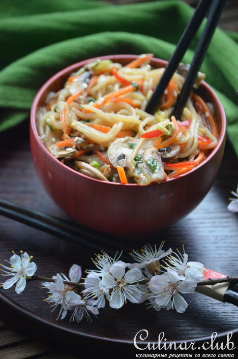 Рисовая лапша с грибами и овощами