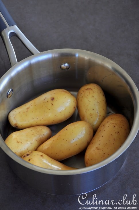 Салат из молодого картофеля с маслинами, каперсами и пармезаном