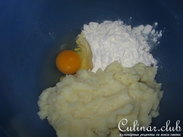Ватрушки картофельные с капустой и яйцом.