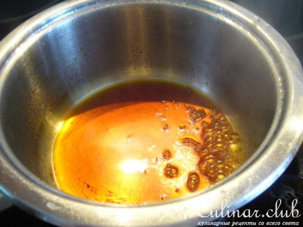 Баклажанная капоната (caponata) с морскими фруктами и базиликовым маслом
