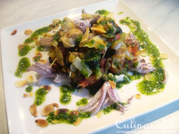 Баклажанная капоната (caponata) с морскими фруктами и базиликовым маслом