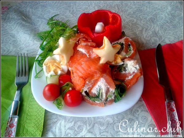 Вкусный рулет из лосося с творогом, луком-пореем, авокадо и укропом.