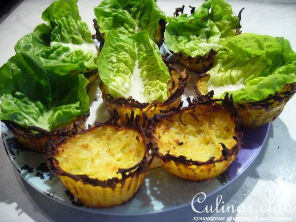 Копченая форель с яблочной сальсей в картофельных корзиночках