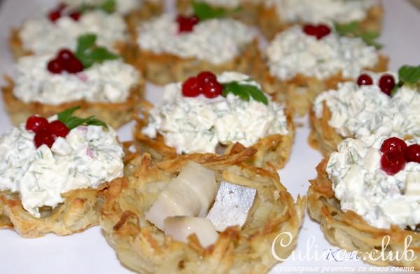 Хрустящие картофельные корзиночки с селёдкой