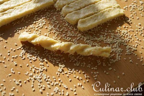 Сырные палочки с кунжутом