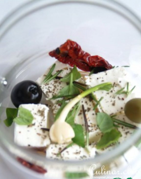 Antipasti - козий сыр маринованный с вялеными томатами, чесноком, оливками и ароматными травами