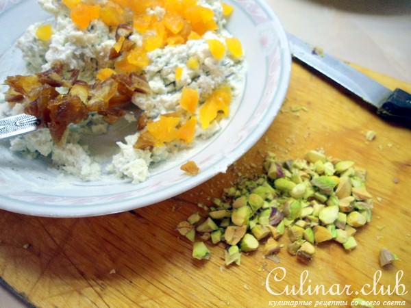 Сырный террин с фисташками и сухофруктами.
