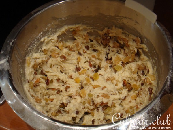 Кекс с изюмом и кремом