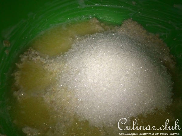 Овсяные маффины с кусочками яблок и садовыми ягодами