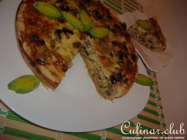 Киш с луком пореем и грибами