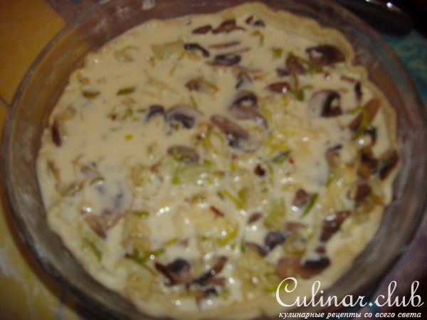 Киш с луком пореем и грибами
