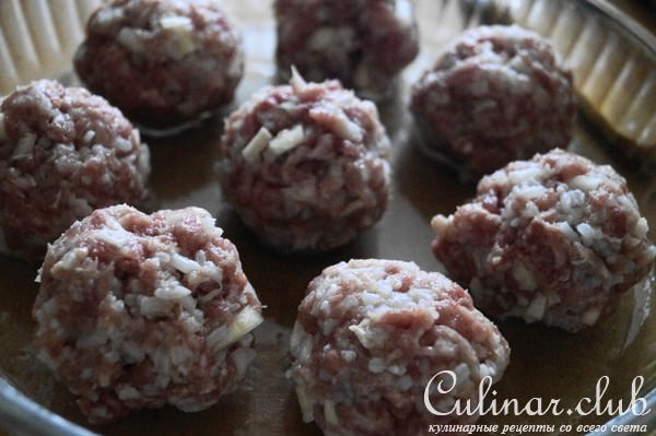 Пирог с тефтелями из риса и мяса