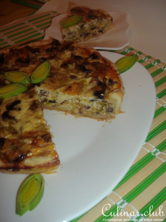 Киш с луком пореем и грибами