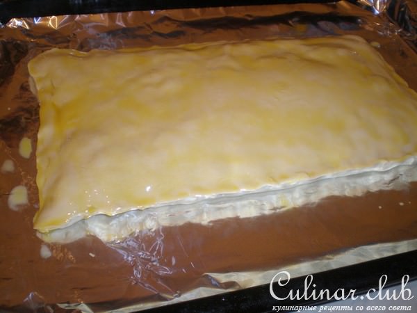Куриное рагу с грибами в слоёном тесте