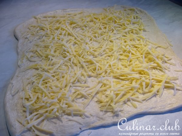 Пикантный пирог из розочек с сосисками