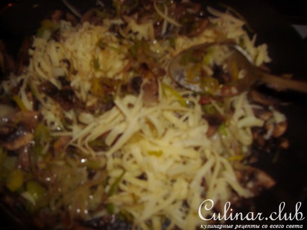 Киш с луком пореем и грибами