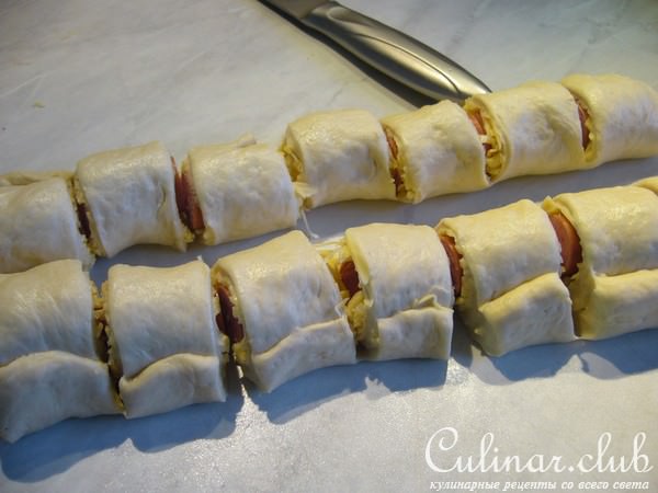 Пикантный пирог из розочек с сосисками