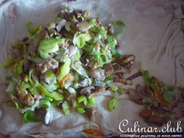 Постный пирог с морковкой и солёными грибочками
