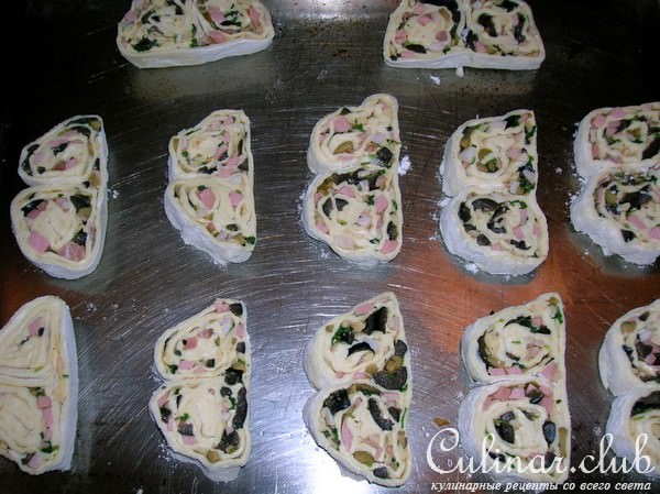 Закусочные мини-рулетики к супу с маслинами и ветчиной