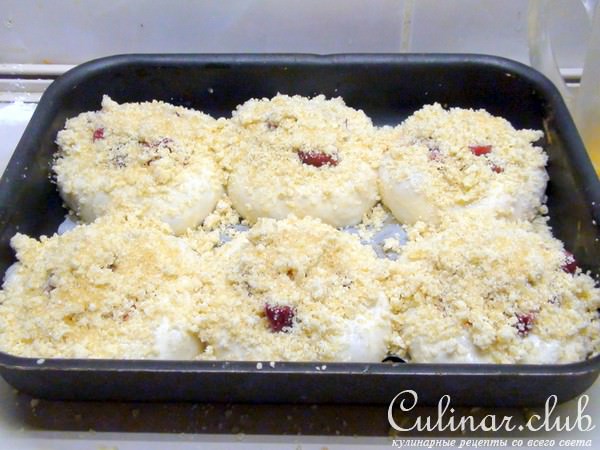 Ватрушки с клубникой и карамельным штрейзелем.
