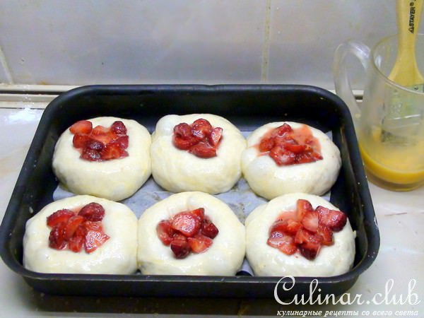 Ватрушки с клубникой и карамельным штрейзелем.