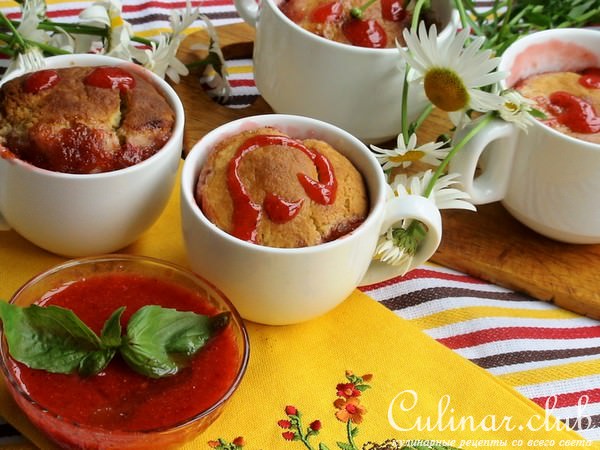 Булочки, запеченные в соусе из ревеня.