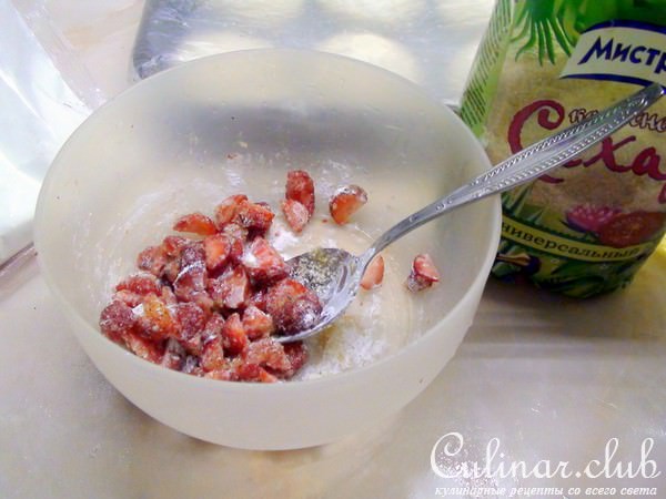 Ватрушки с клубникой и карамельным штрейзелем.