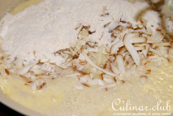 Сдобные кукурузные булочки с колбасным сыром и кунжутом