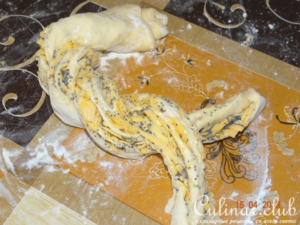 Сырные слоёные булочки с маком