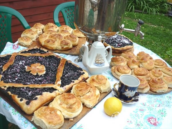 Пирог с черникой и плюшечки с корицей и арахисом по рецепту нашей мамочки-бабулички)))