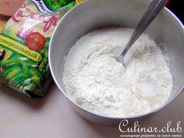 Ватрушки с клубникой и карамельным штрейзелем.