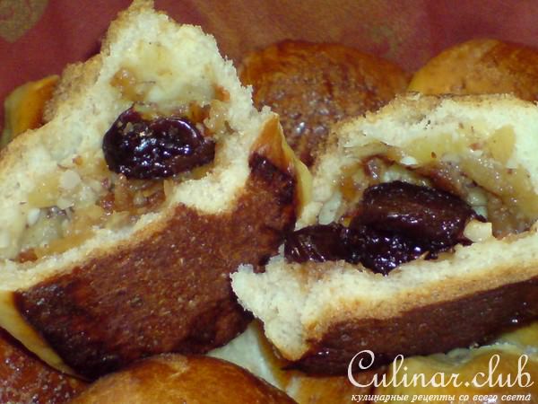 Маленькие пирожки с яблоками и вялеными вишнями