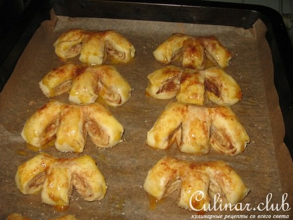 хрущевское тесто и плюшки с корицей из него.