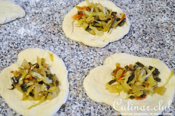 Пирожки с папоротником и капустой по-камчатски