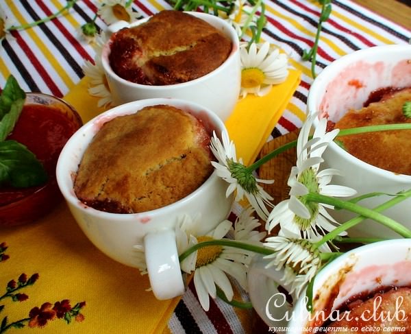Булочки, запеченные в соусе из ревеня.