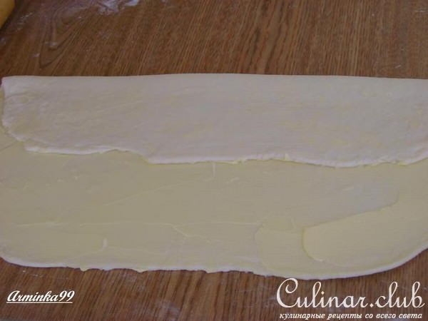 Пирожные из слоеного теста с заварным кремом и клубничным соусом