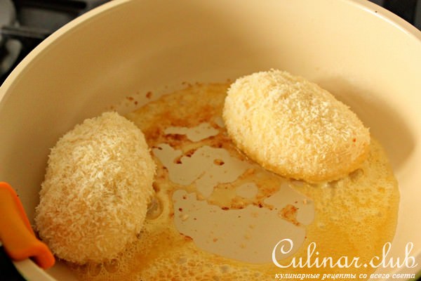 Кокосовые манники с соусом из красной смородины